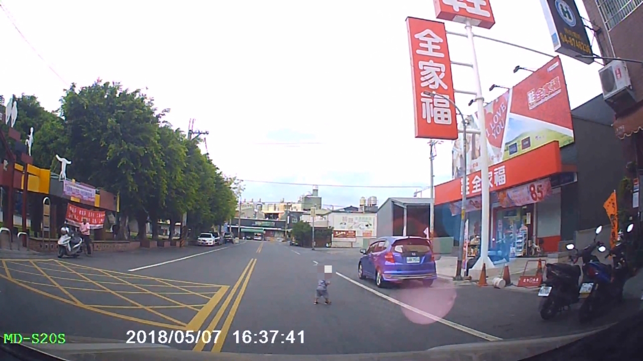 一歲男童突衝上馬路 女駕駛急煞險撞上！