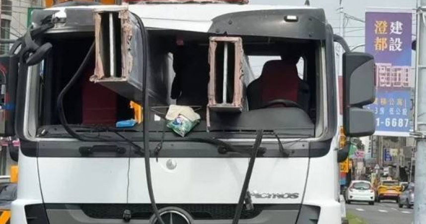 絕命終結站！曳引車碰撞「鋼樑插穿車頭」　駕駛距1公分險爆頭