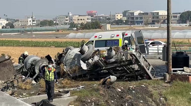 國一北上西螺路段化學槽車翻覆　廢酸洗液外洩飄惡臭、駕駛送醫仍不治