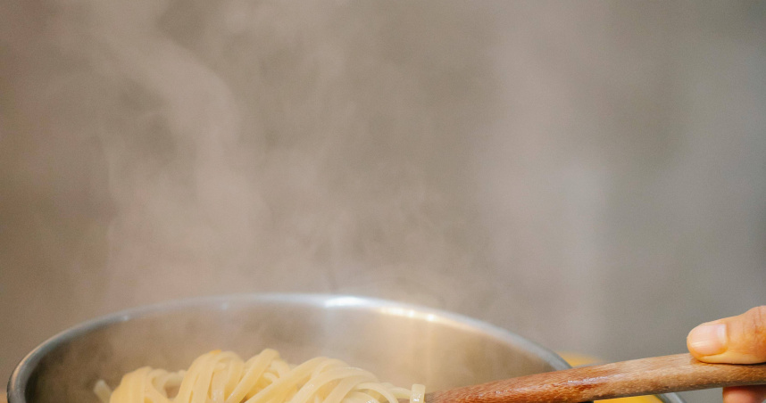 煮麵水滾到溢出！達人教神奇妙招「下鍋前加這個」爐台乾乾淨淨