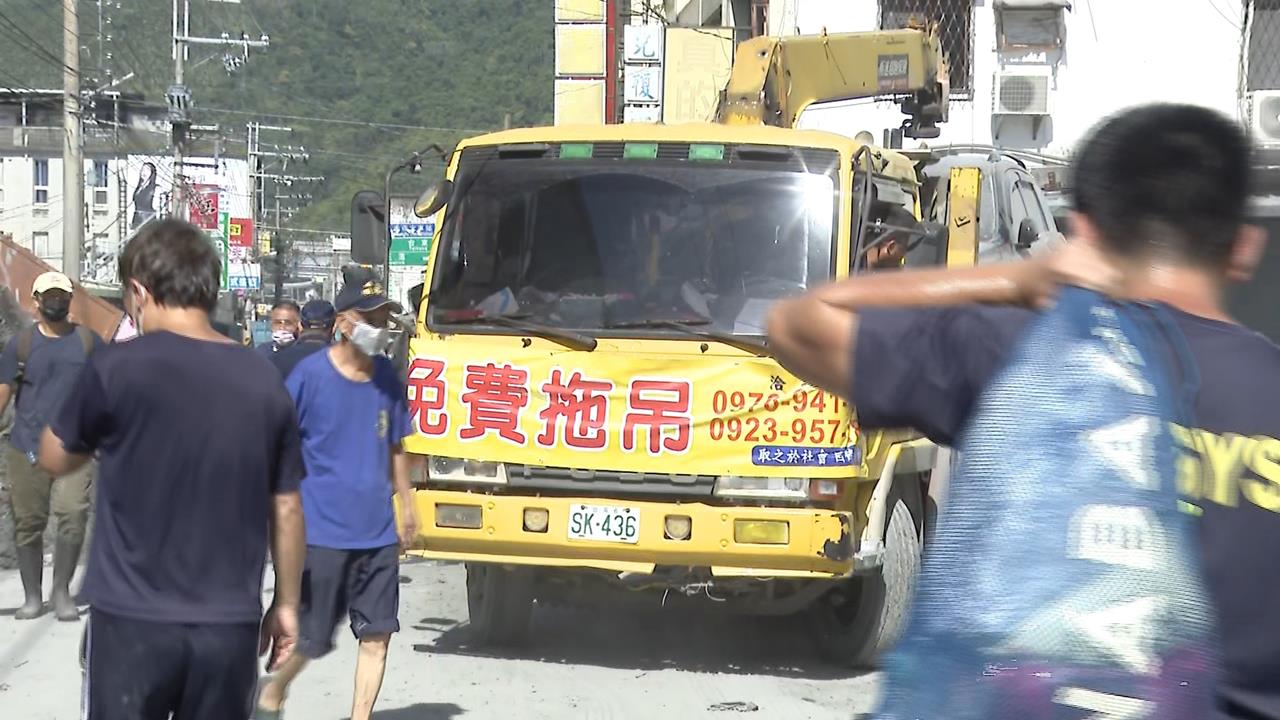 「拖吊超人」3天助逾10輛車 汽車集團也出動拖吊車協助