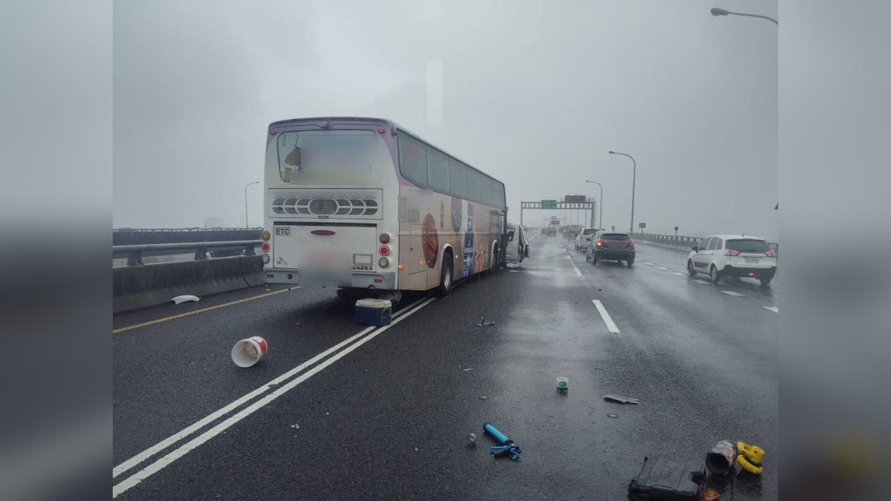 風大雨大!五楊高架車輛打水漂 撞前車又遭後方客運撞擊