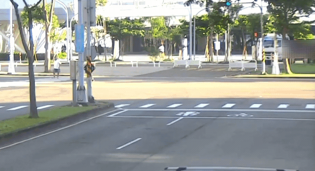 快新聞／驚恐瞬間！高雄輕軌重大車禍　大貨車違規穿越軌道遭攔腰撞上