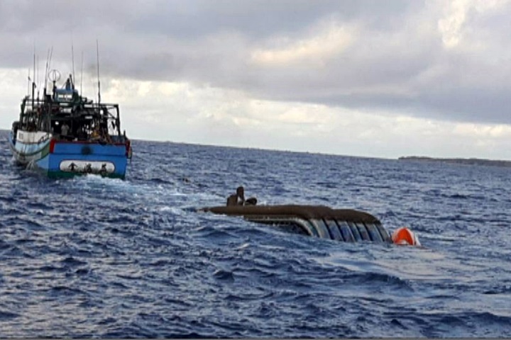 小小膠筏與漁船相撞 翻覆後五人皆獲救
