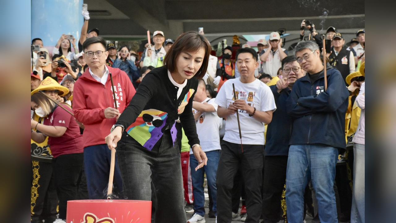 快新聞/「粉紅超跑」白沙屯媽祖連袂旗山繞境!邱議瑩迎駕點竹炮、鑽轎底