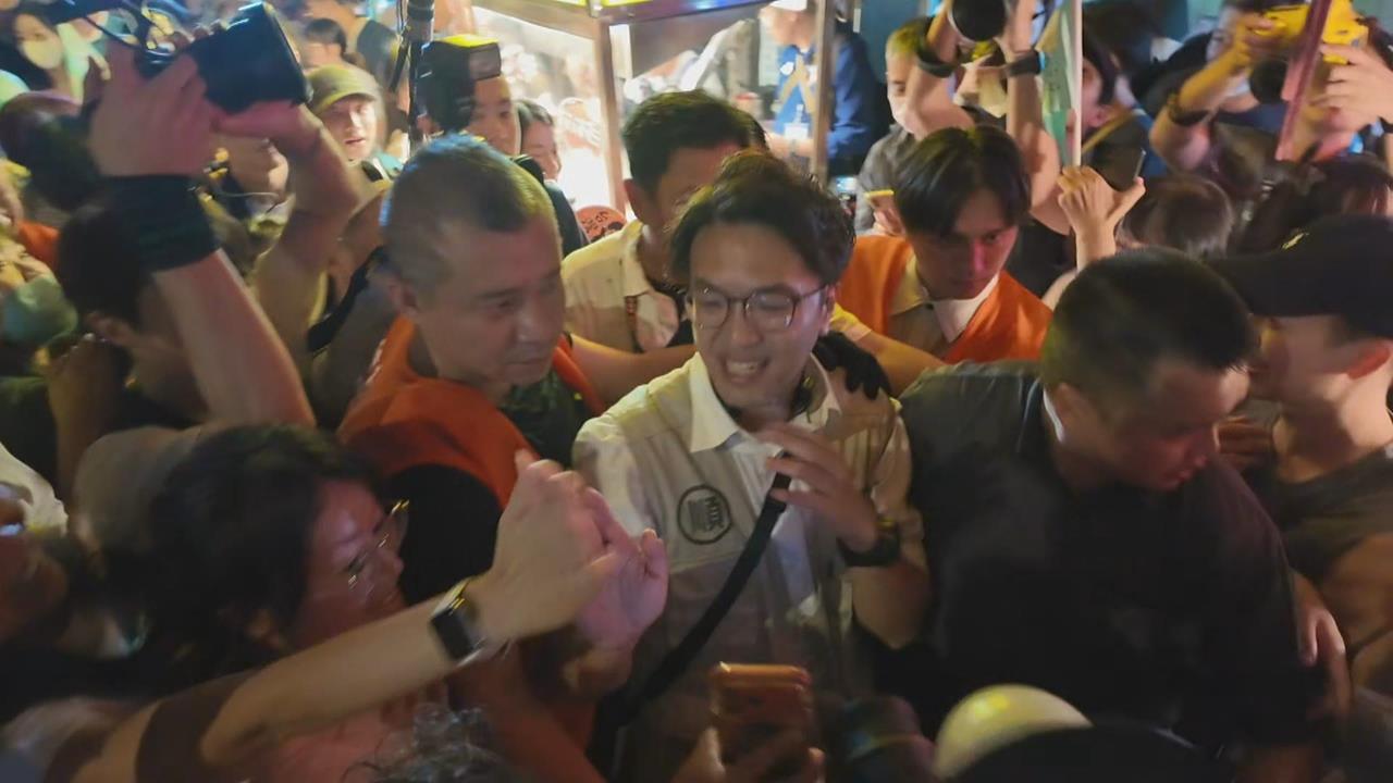 「洋流」席捲士林夜市！沈伯洋狂掃5小時爆場　深夜感謝「被大家照顧整晚」