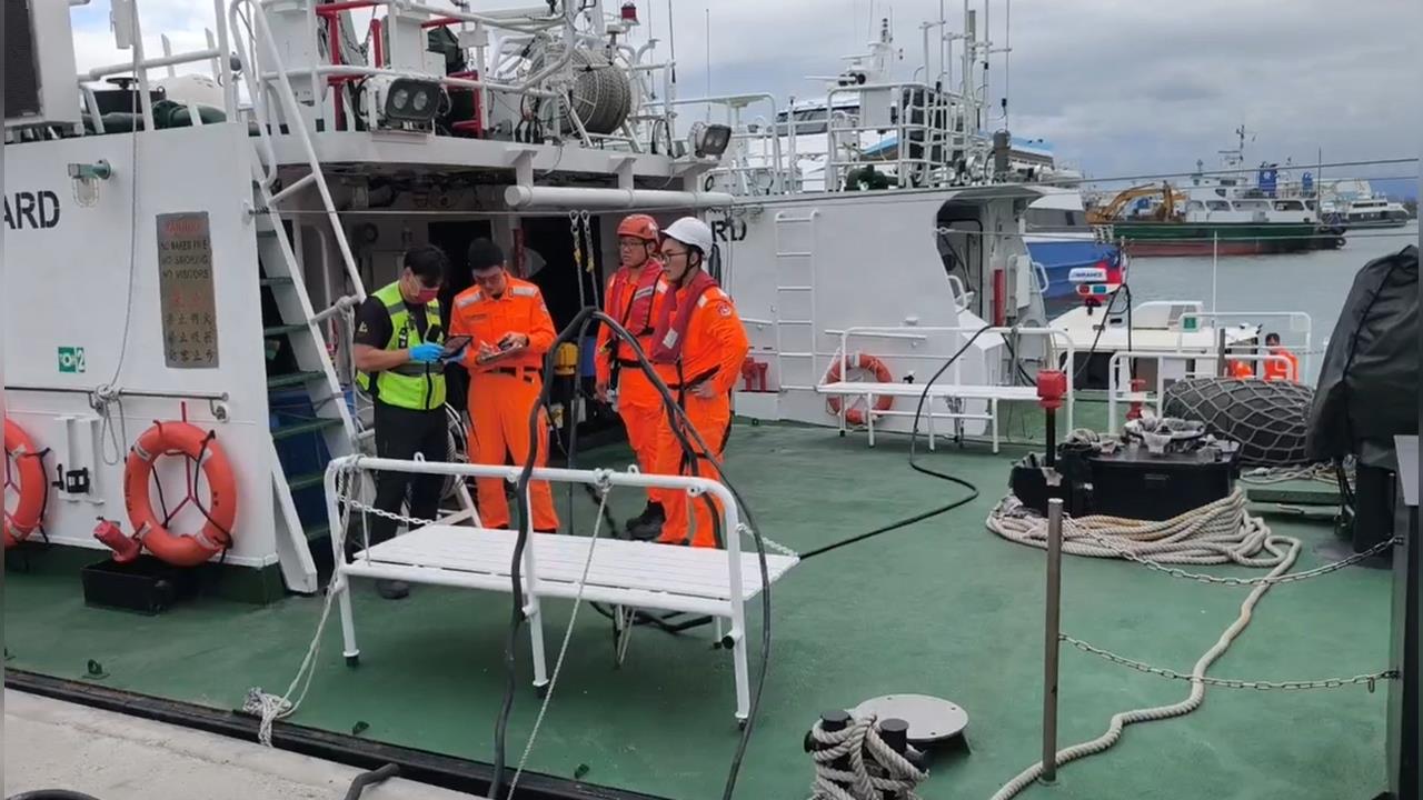快新聞/台東外海漁船翻覆!船長及漁工全落海 緊抱船隻2小時順利獲救