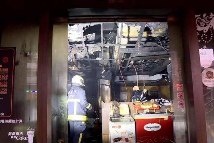 「天外天」燒烤店竄出濃煙 店員急疏散
