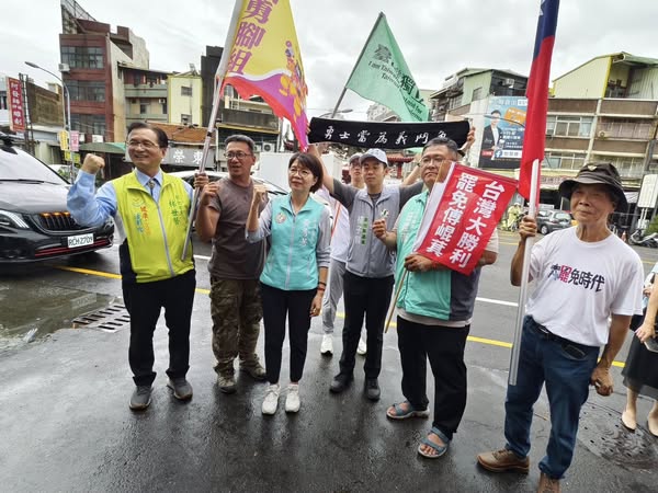 快新聞/726催投同意票 護國勇腳組不畏風雨跨越濁水溪挺進彰化