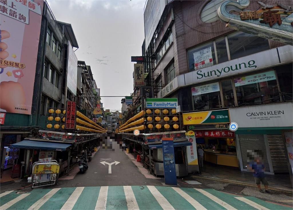 快新聞／基隆廟口驚傳攻擊事件　男逛夜市突遭人從後方猛刺一刀