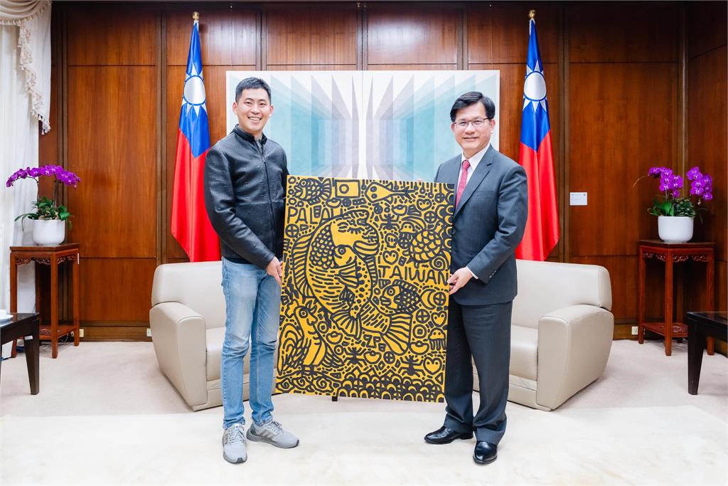 快新聞／民間贈「國寶魚相擁」畫作給帛琉總統　林佳龍：實現人人都是外交官精神