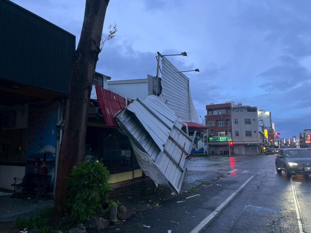 不敵強風台東多處招牌毀損　台東縣府籲強化固定防無預警掉落