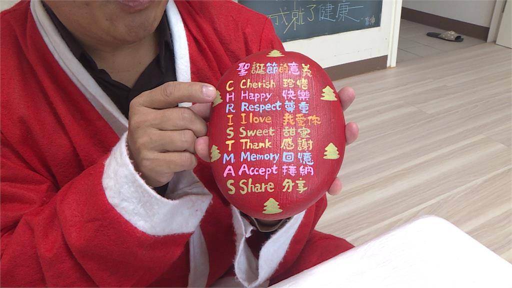 苗栗「石頭校長」擅長彩繪石頭 送上耶誕與蛇年雙祝福