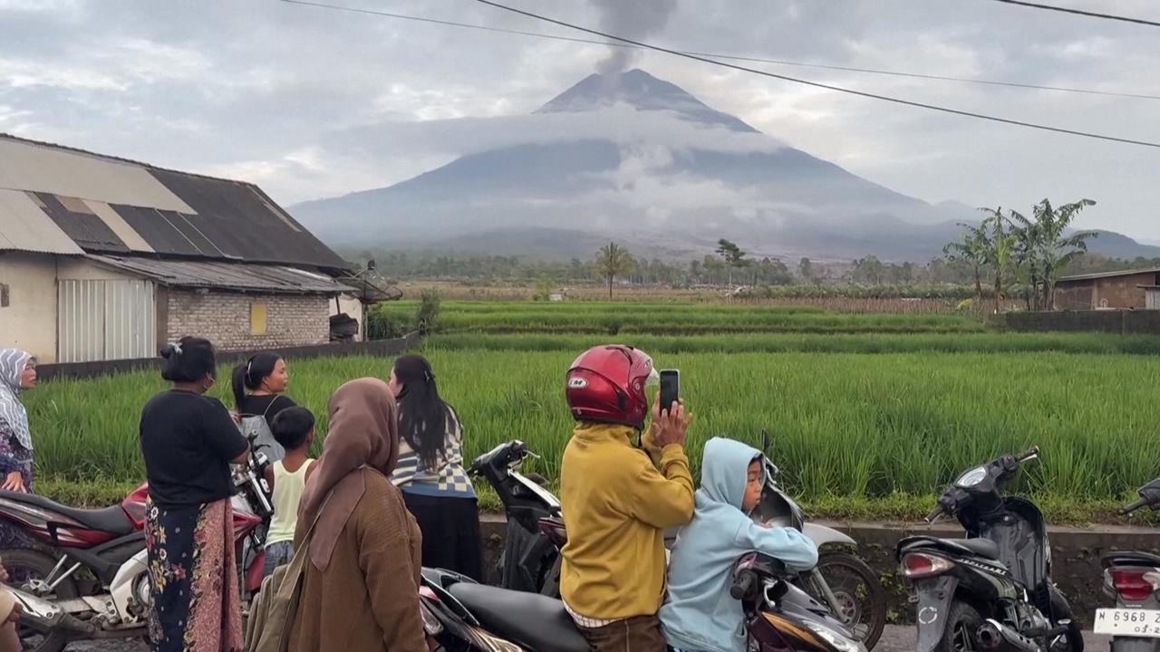 印尼塞梅魯火山連續噴發10次　當局急撤逾900人、道路遭破壞