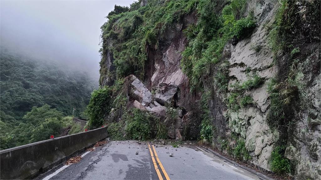 快新聞／嚇！清晨大雨「3顆巨石滾落」　 台東台23線雙向中斷...牠也來湊熱鬧