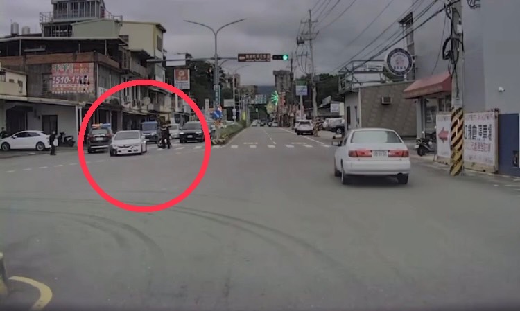 快新聞／掛「假車牌」上路！白色轎車不肯被攔查還撞警車　囂張行徑全曝光