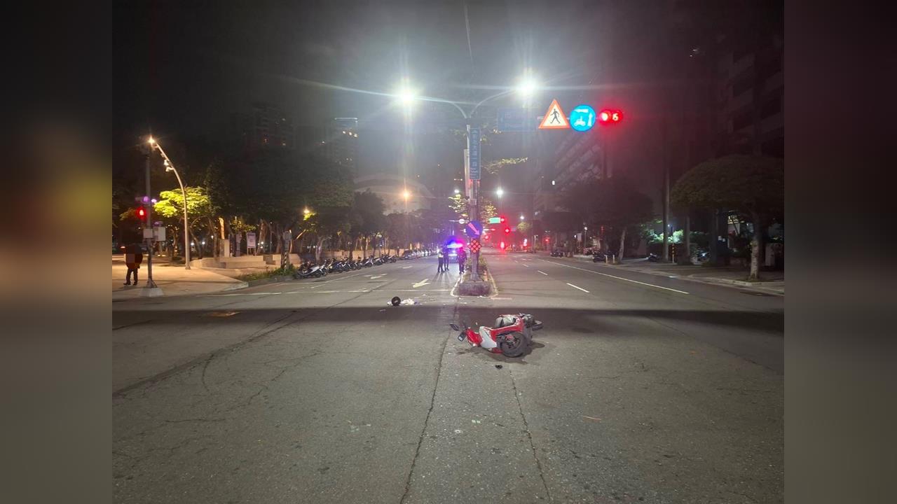 快新聞／新北死亡車禍！7旬翁自撞安全島　當場失去生命跡象