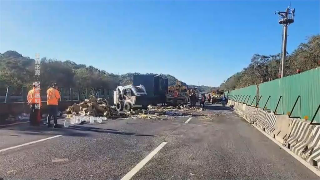 一天兩翻車！虎尾貨車自撞翻　苗栗聯結車國道爆胎翻覆