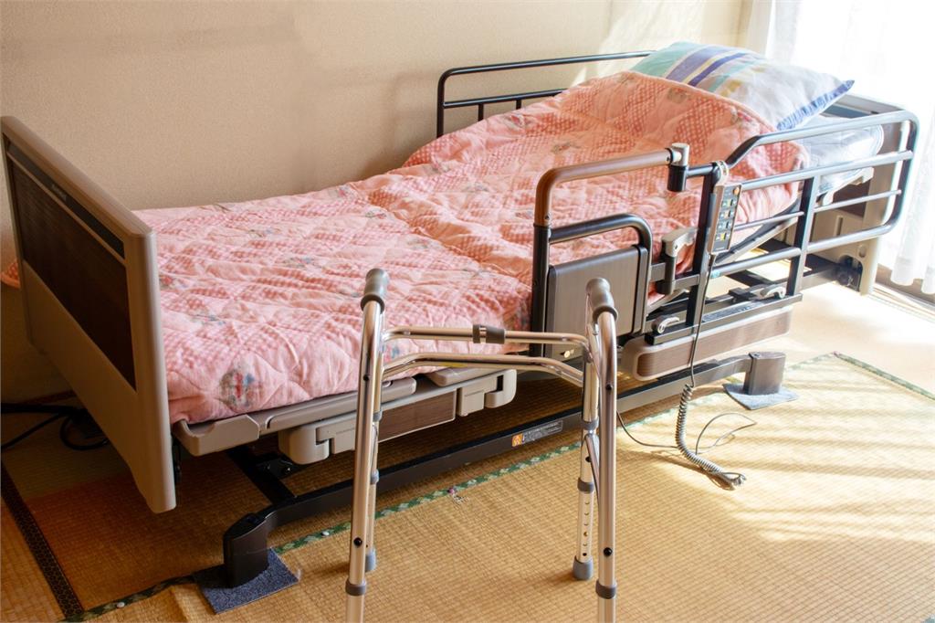 電動床突下降　80歲嬤被活夾48小時！消防破門送醫救不回