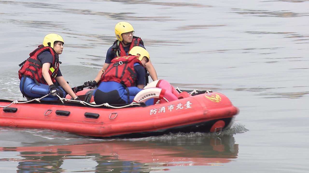 大稻埕碼頭落水意外 9旬翁不治身亡、男大生救人失聯