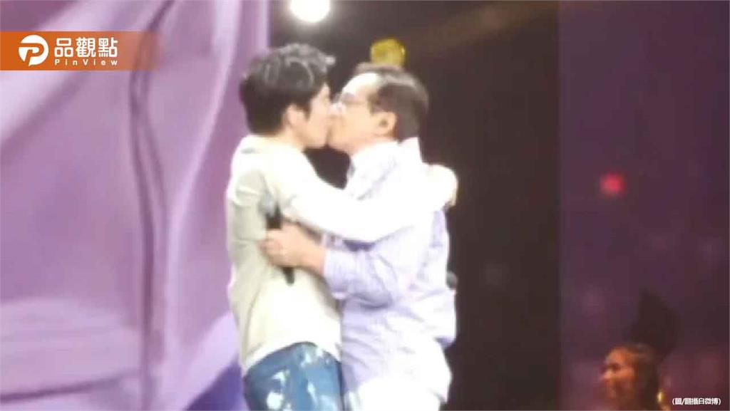 成龍才剛挨轟對容祖兒伸鹹豬手！「又和王力宏接吻」畫面曝光