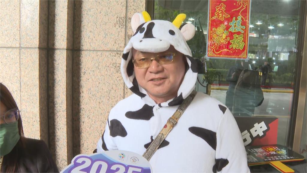 快新聞／他穿「乳牛裝」送件罷免徐欣瑩　怒：一輩子做牛做馬還要被欺負