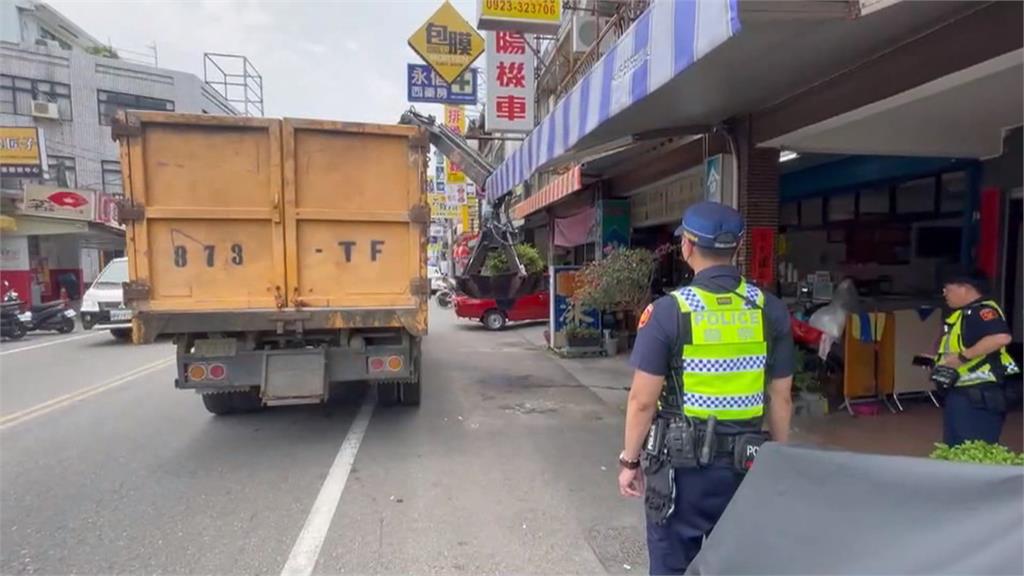 盆栽、廣告旗佔據人行道…路人受夠了！斗六警執行「清道專案」雜物全淨空