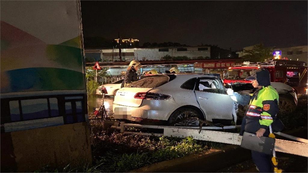 保時捷失控自撞分隔島 下班車流嚴重回堵