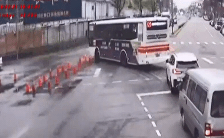 快新聞／開到一半掉下去！林口公車慘陷瀝青「輪胎剩半顆」　半小時才脫困