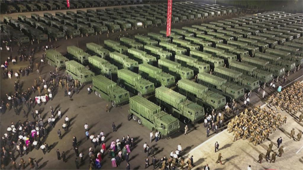 北朝鮮新型飛彈發射器交接儀式　金正恩稱「親自設計」