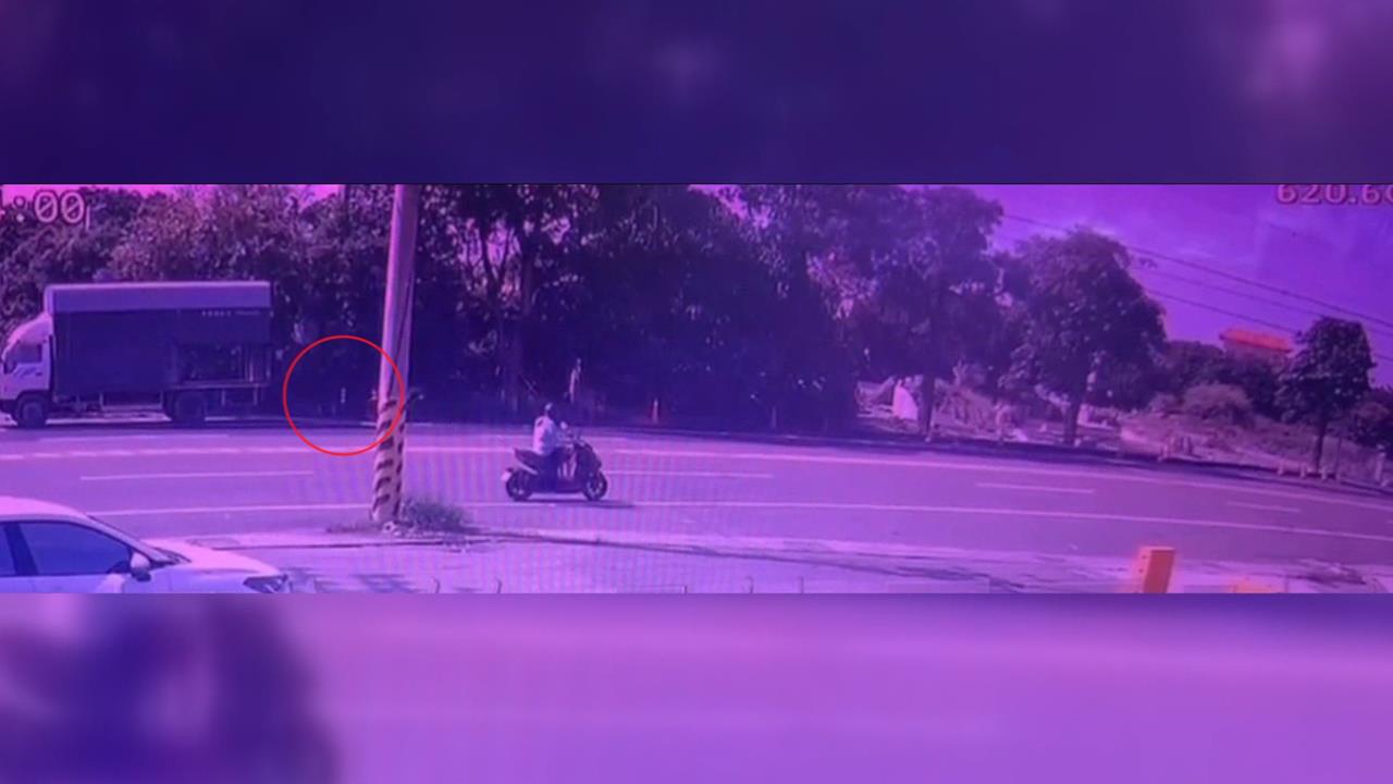 機車直行猛撞違停貨車　彰化騎士頭部重創當場身亡