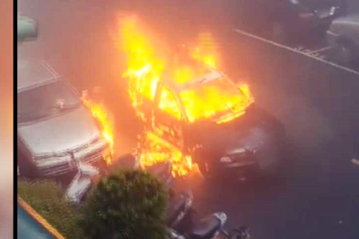 驚！汐止馬路中央火燒車意外 駕駛竟不見人影