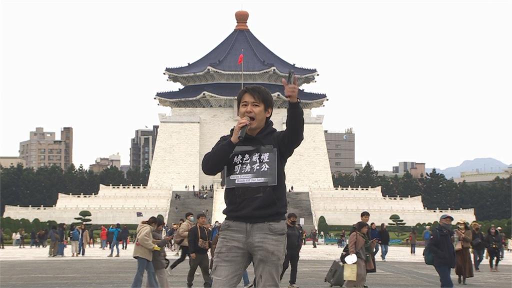 快新聞/「釘孤枝」挺柯! 小草上台:我爸媽都告訴我柯文哲有罪