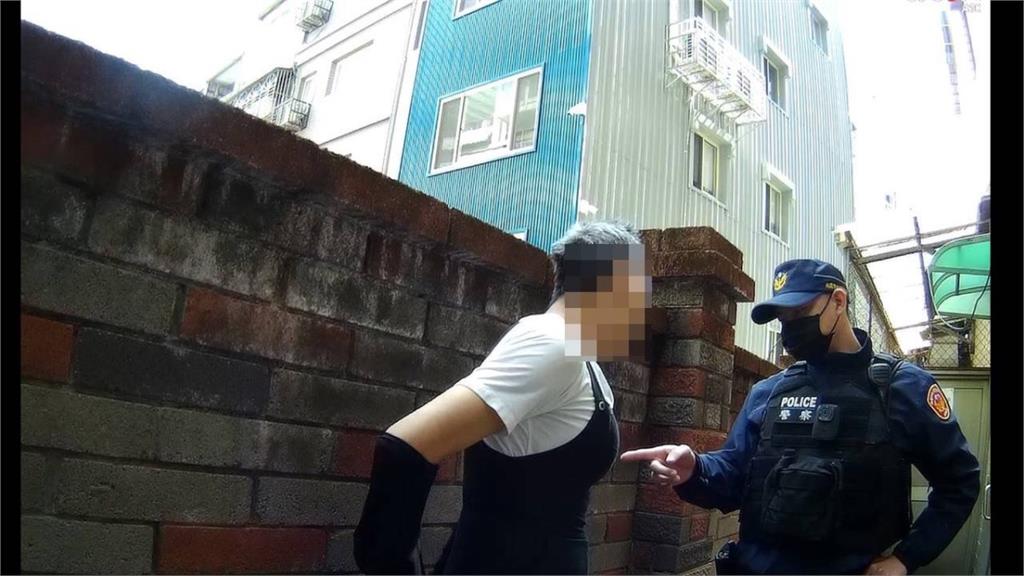 通緝男躲查緝假扮女裝　落跑不成被警逮個正著