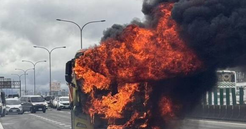 台66線驚魂瞬間！砂石車冒黑煙「整輛燒成火球」　駕駛驚險逃生