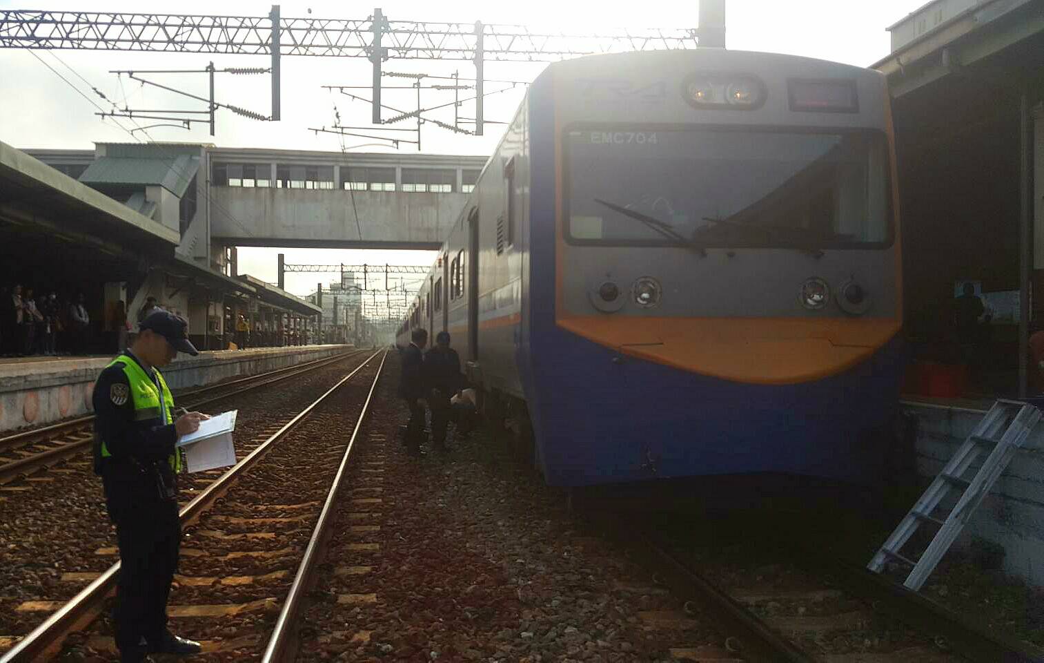 台鐵新竹站旅客墜落月台 遭區間車撞擊