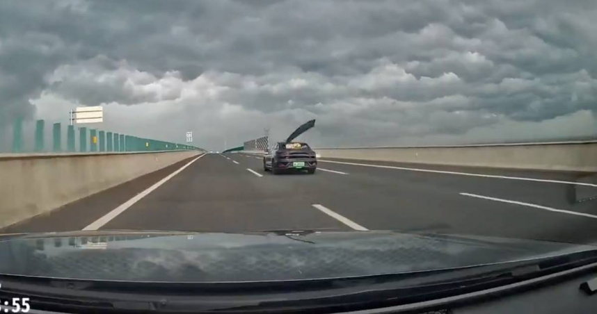 高速行駛玻璃竟飛了！比亞迪後擋風玻璃脫落　砸中後車前擋全裂