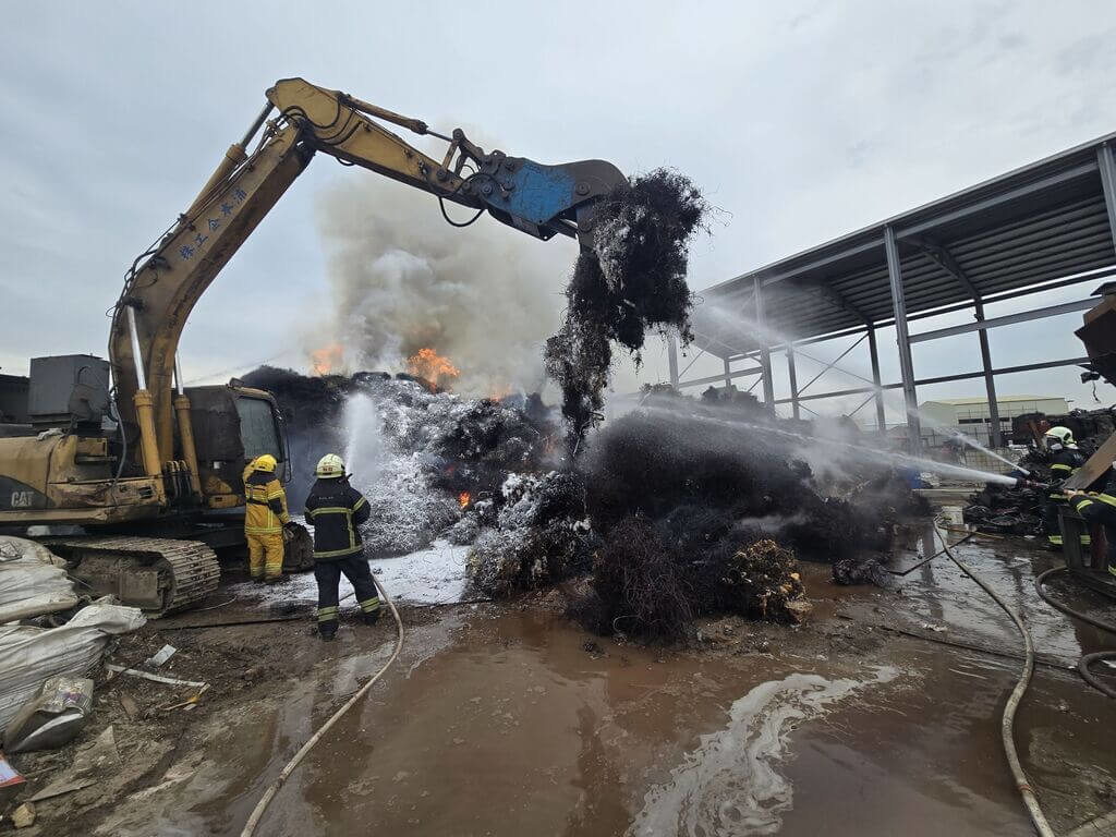 高雄岡山某廢鐵廠區起火　8行政區空品恐受影響
