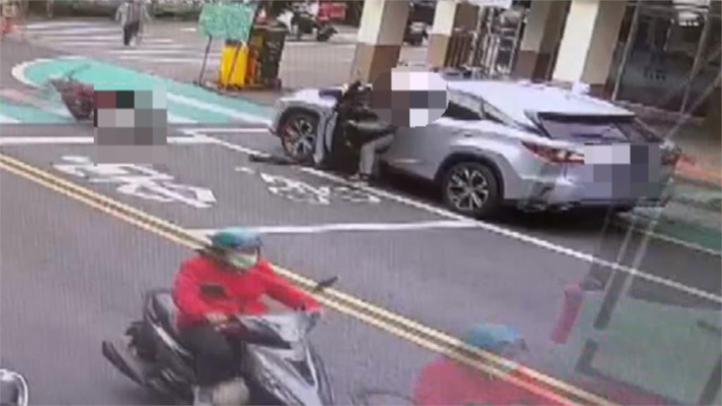 駕駛開車門擊落女騎士　險遭遊覽車輾過驚險畫面曝光