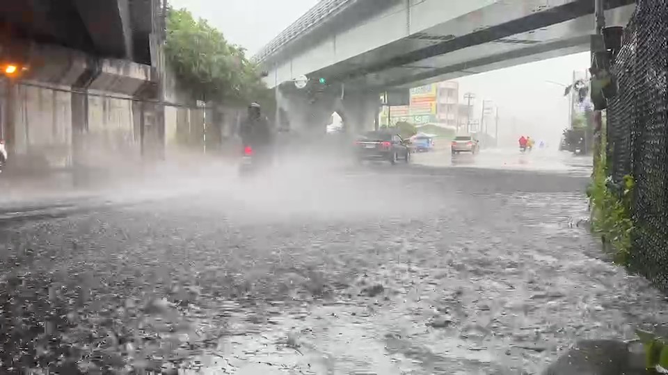 快新聞／大雷雨襲來！台南路面積水　機車騎過激大片水花　