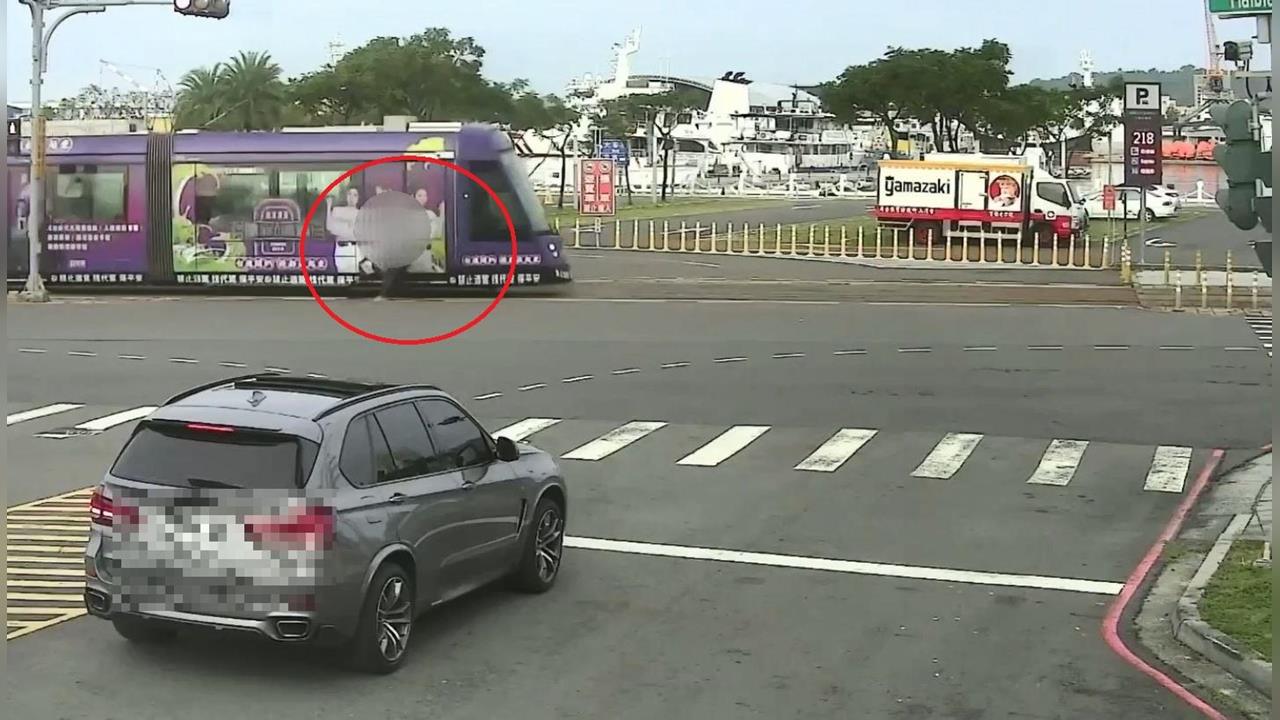 快新聞／嚇死人！高雄60歲男「騎鐵馬」擦撞輕軌列車　倒地畫面全都錄...