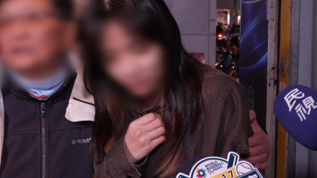 北車旁轎車暴衝　自撞騎樓柱子「整排機車被撞毀」