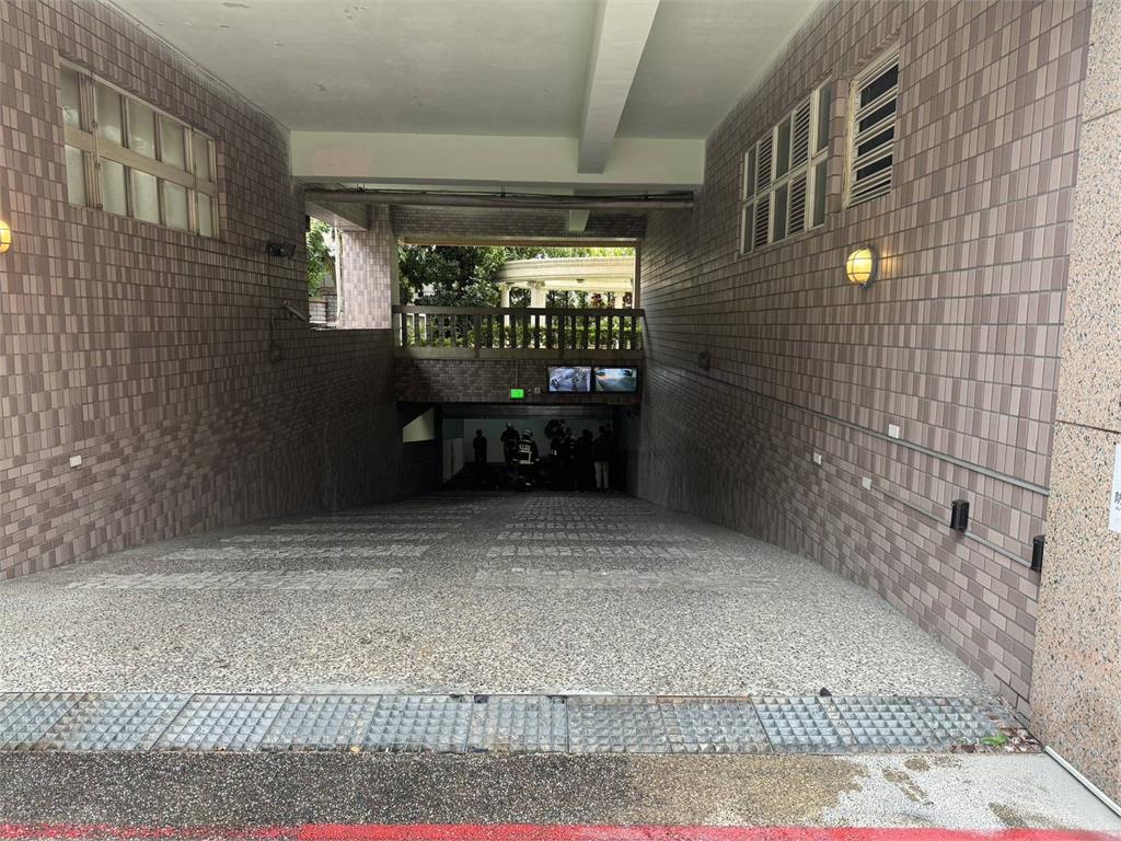 快新聞／詭異事故！台中騎士返家自摔社區車道昏迷　遭住戶開車輾過不治