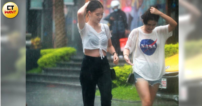下班帶傘！15縣市大雨特報下到晚上　慎防雷擊及強陣風