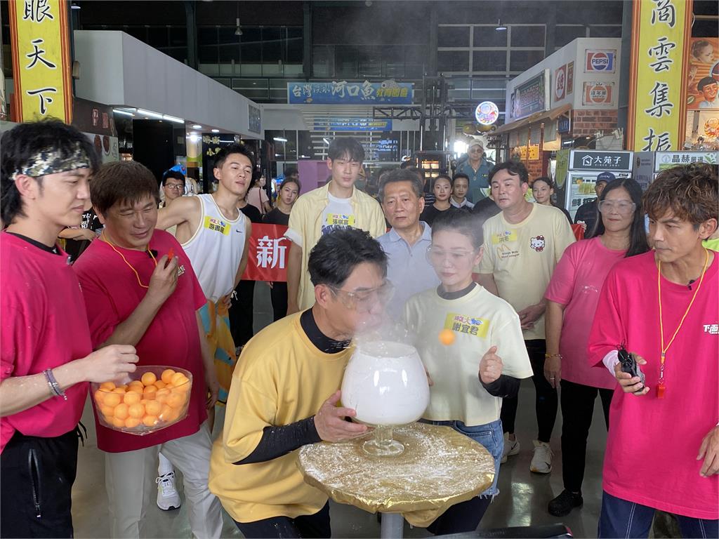 歌手夫妻檔陳隨意、謝宜君首次《綜藝大集合！被「噹」到拉衣領遮臉笑歪眾人