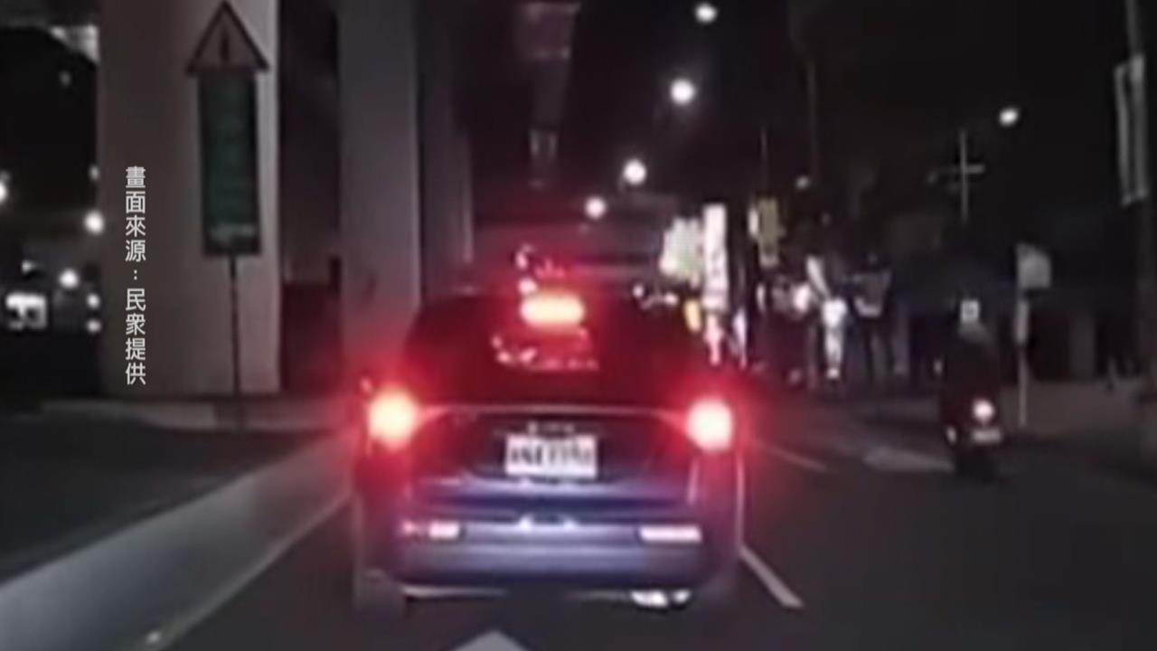 太扯！執勤沒開警示燈？　員警路中驟停害後車險撞