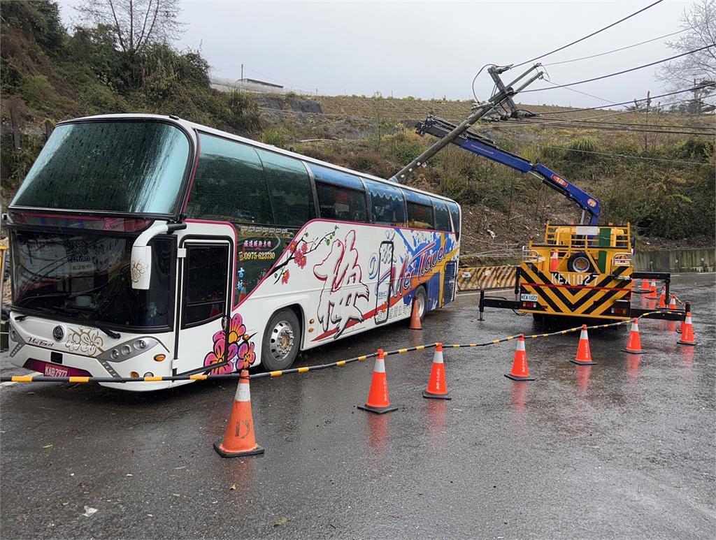 快新聞／連日大雨梨山邊坡崩塌！電桿滑落壓倒遊覽車　台電：17:28搶修完成