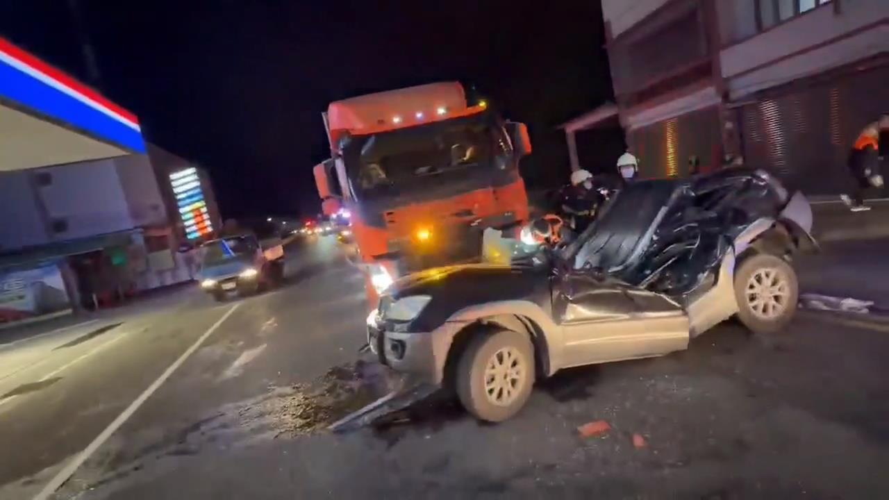 台東3車連撞！車頂塌陷成「V字形」駕駛無呼吸心跳搶救中