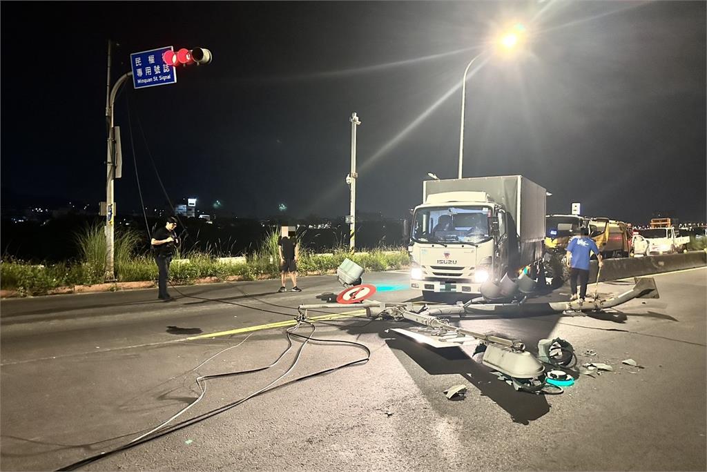 快新聞／碰！凌晨新北土城「垃圾車撞小貨車」　1駕駛骨折送醫