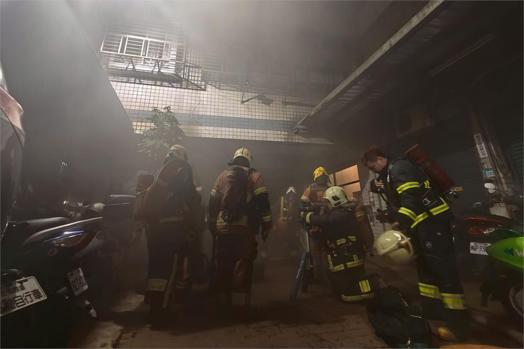 快新聞／新北新莊1地下停車場午夜竄出濃煙　消防急到場灌救